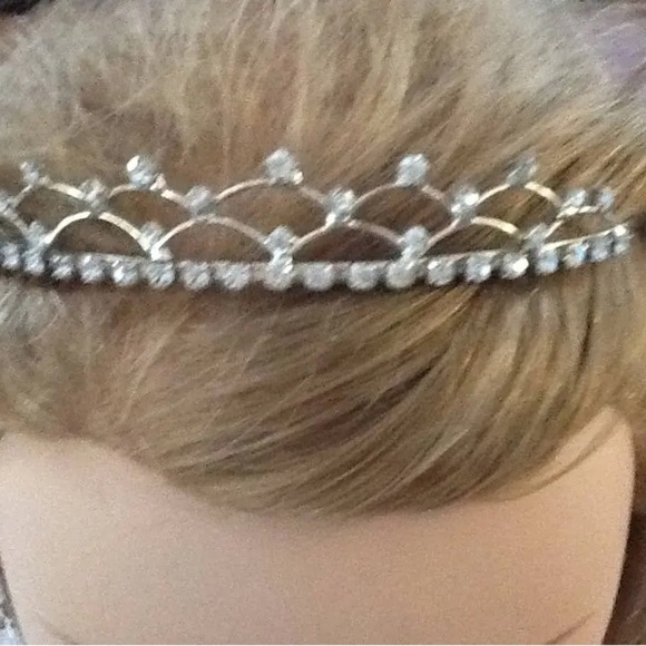 Elegant Silver Hair Tiara with Nature-Inspired Design - Picture 4 of 10